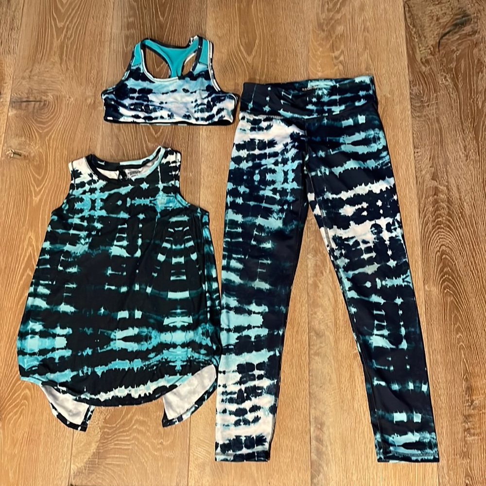Old navy Active outfit tie dye look.Super cute Shirt can be tied at back.
